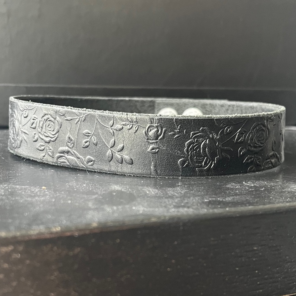 Leather collar necklace with floral embossing plus (large neck)